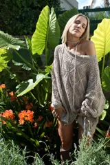 Vestido calado color beige, de manga larga y cuello amplio, con diseño de rombos en el tejido.