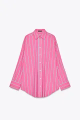 Camisa oversize rosada con rayas verticales blancas y celestes, cuello solapa, manga larga con puños abotonados, bolsillo de plastrón en el pecho y pinza en la espalda.