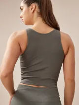 Top gris oscuro de lycra acanalada, corte cropped y cuello redondo.