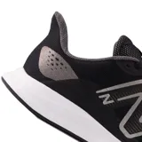 Championes New Balance MLWKRLK1 negros con logo plateado, capellada de malla y suela blanca.