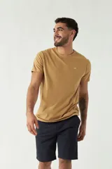 Remera gris de algodón con cuello redondo y logo bordado en el pecho.