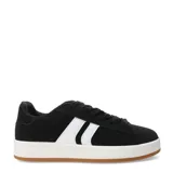 Championes urbanos color beige con detalles en blanco y suela marrón.