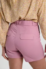 Short color rosa con cintura alta y lazo decorativo, con diseño clásico.