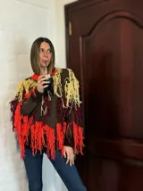 Sweater marrón de lana merino con cuello redondo y flecos XL de colores amarillo, naranja y borgoña.