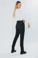 Pantalón de gabardina gris oscuro, corte skinny, con bolsillos delanteros y traseros. Se ajusta a la cintura con cinturón de cuero marrón con hebilla dorada.