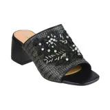 Sandalia tipo zueco de Korium, color negro con bordados y apliques de strass. Tiene taco bajo y base símil yute.