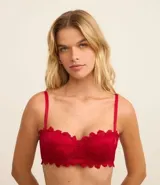 Soutien de encaje rústico floral color rojo, con breteles desmontables y ajustables, con copa hueca y cierre en la espalda.