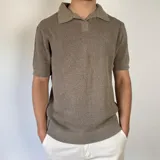Chomba de punto color marrón con cuello polo y mangas cortas.