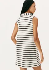 Vestido corto sin mangas a rayas horizontales blancas y negras, con cuello tipo polo y logo bordado en rojo.