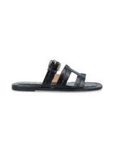 Sandalia chata de cuero negro con textura croco, hebilla metálica de ajuste en el empeine y suela de TR.