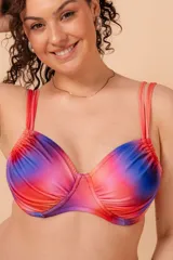 Soutien de baño reductor con aro, estampado multicolor con efecto degradado. Detalle de frunces, bretel doble regulable y nudo regulable en espalda. Copa reforzada. Confeccionado con tela que contiene fibra LYCRA® XTRA LIFE™