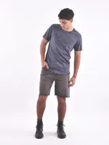 Remera gris con estampado frontal de la palabra "Brooklyn" en letras negras con diseño de ladrillos.