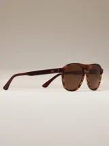 Lentes de sol con marco negro y lentes oscuros, diseño moderno y elegante.