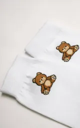 Medias blancas de algodón con diseño de oso de peluche y logo de la marca Luxo.