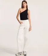 Body color verde militar, de un solo hombro, sin mangas y con textura geométrica.