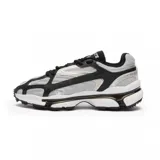 Championes urbanos Lacoste modelo L003 2K24, con capellada de malla gris y detalles en cuero sintético negro y plateado. Suela chunky blanca con detalles en negro. Logo de Lacoste en el lateral.