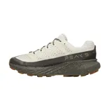 Championes de trail running Merrell Agility Peak 5, color gris claro con detalles en gris oscuro y suela marrón.