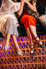 Ballerinas con estampado multicolor, punta semi-redonda, escote cerrado en pico y tiras cruzadas atadas al tobillo con doble hebilla. Interior 100% piel y suela de cuero. Incluye plantilla intercambiable de lana y piel.