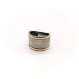 Anillo ancho de plata 925 con textura satinada y bordes de oro.