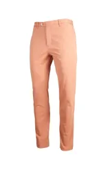 Pantalón chino color salmón, de corte recto y tiro medio. Confeccionado en tejido elástico con tecnología Natural Flex.