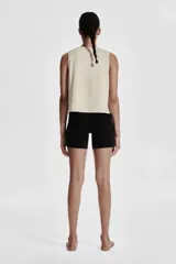 Musculosa deportiva color crema, de corte holgado y tejido DryMove™.