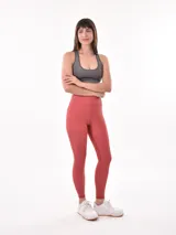 Top deportivo gris oscuro con breteles anchos y espalda deportiva.