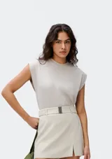 Musculosa azul marino de tejido de punto con cuello redondo y sisas amplias. Diseño minimalista y corte recto.