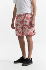 Short de baño largo a rayas verticales en tonos rosa, azul y blanco. Tiene cintura elástica con cordón ajustable, dos bolsillos laterales y uno trasero.