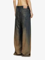 Pantalón de jean ancho, tiro alto, con efecto degradado de azul oscuro a marrón claro/tostado en la parte inferior. Presenta cierre de botones y cinco bolsillos.