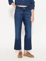 Pantalón de jean de corte recto, color azul oscuro, tiro medio y calce relajado. Confeccionado en denim italiano con tencel.