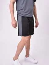 Short deportivo negro con una franja vertical gris en el lateral.