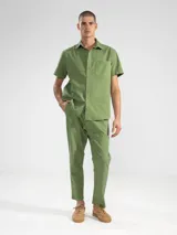 Camisa azul de manga corta confeccionada en algodón ligero con textura waffle. Presenta corte cuadrado, bolsillo en el pecho y botones de coco grabados con el logo de Polonio.