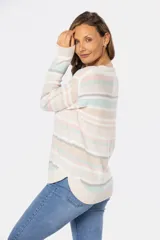 Buzo tejido de algodón a rayas horizontales en tonos azul marino, celeste, beige y blanco.