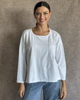 Remerón suelto color negro en lanilla, con cuello redondo y manga larga.