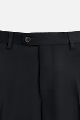 Pantalón de vestir negro de lana, corte recto, con bolsillos laterales y traseros de ojal con botón.