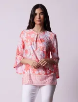 Blusa azul con estampado floral blanco, de seda fría, con cuello redondo con abertura y mangas 3/4 amplias con volados. Marca Ruby Rd.