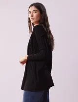 Cardigan azul en tejido acanalado con mangas largas.