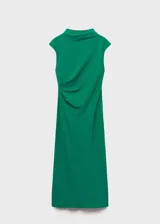 Vestido midi verde con cuello alto, sin mangas y cintura drapeada.