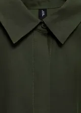 Vestido camisero midi color verde oliva, con cuello camisero, mangas cortas con dobladillo, cierre frontal con botones y cinturón de lazo.