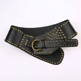 Cinto negro con apliques dorados y estampado animal print.