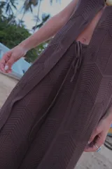 Conjunto marrón de chaleco largo sin mangas y pantalón palazzo acanalado.