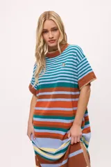 Vestido largo tejido a rayas horizontales en tonos beige, marrón, negro y rojo. Tiene cuello redondo, mangas cortas y tajos laterales.