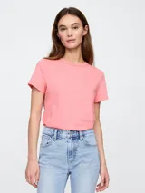 Remera de mujer color rosa pálido, de manga corta y cuello redondo.