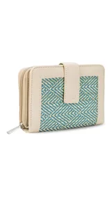 Billetera beige con diseño geométrico en tonos celeste y blanco. Cuenta con presilla de cierre, compartimento frontal con tarjeteros, visor y bolsillos para billetes, y compartimento posterior con monedero con cierre, tarjeteros y bolsillos.
