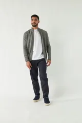 Campera tejida azul marino con cuello alto, cierre frontal y puños acanalados con detalle de línea roja.