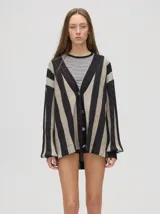 Cárdigan a rayas horizontales color negro y beige, de corte holgado, con botones metálicos y logo bordado en el frente.