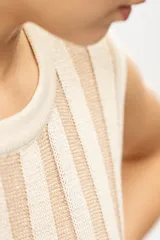 Vestido corto de punto con rayas verticales en tonos beige y crema, sin mangas y cuello redondo.