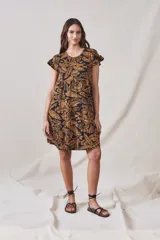 Vestido midi de viscosa con estampado floral en tonos ocre sobre fondo negro. Tiene corte evasé, mangas cortas con volados y largo hasta la rodilla.