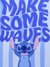 Bolsa de compras laminada con diseño de rayas verticales celestes y blancas, con estampado de Stitch y la frase "Make Some Waves".
