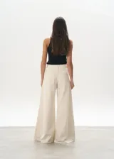 Pantalón de jean color crudo, de corte mega wide leg y tiro alto.